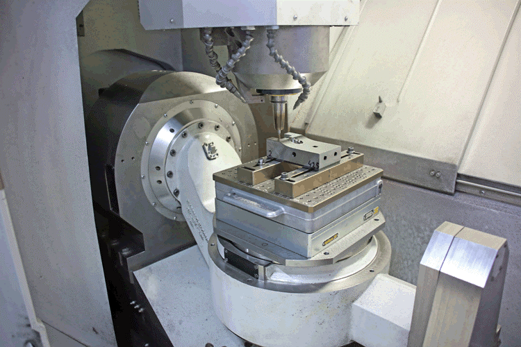 Spaţiul de lucru al unui RXP 601 DSH. În centru se observă o masă rotativă robustă susţinută la ambele capete. Contragreutatea pe partea dreaptă are o capacitate de încărcare de 7000 kg (Foto: Klaus Vollrath) 